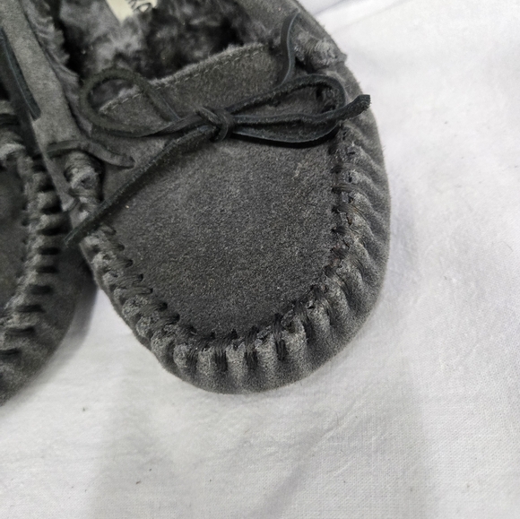 Minnetonka Charcoal Faux Fur Lined Moccasins size 7 - Picture 5 of 9